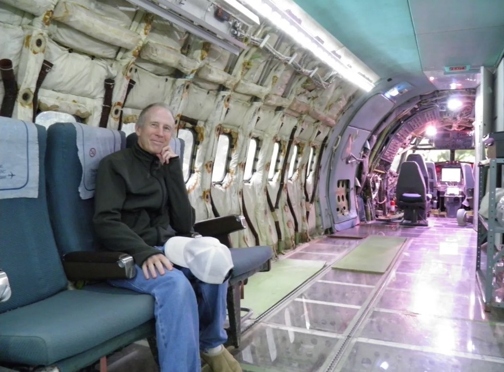 Apesar das adaptações feitas para torná-lo habitável, o interior do avião mantém muitos de seus componentes originais. — Foto: AirplaneHome.com