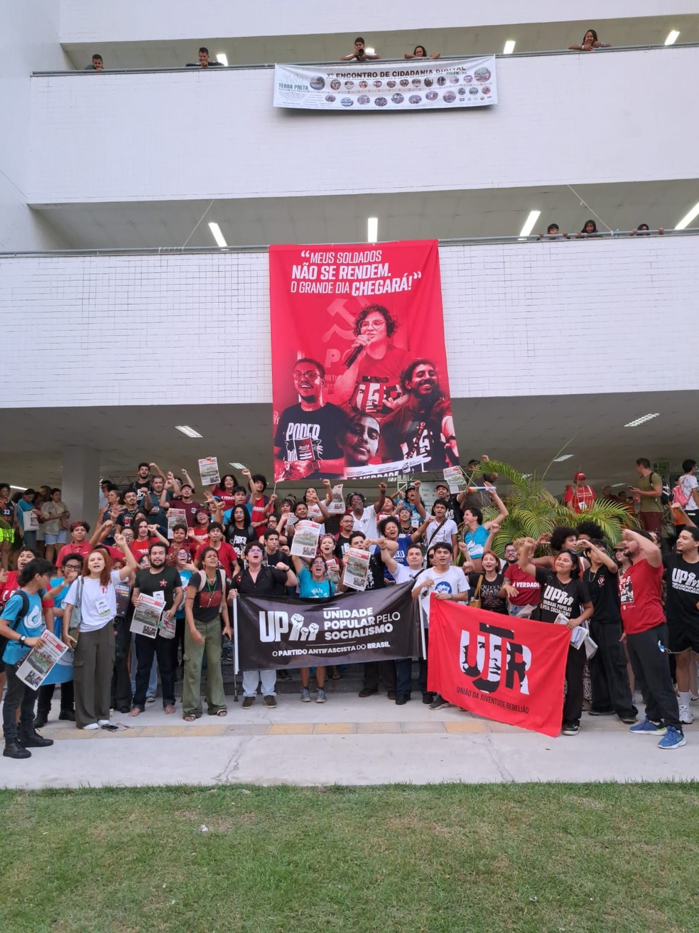 Students talk to indigenous peoples and quilombolas and consumer products sold by the Landless Movement — Photo: Lucas Altino