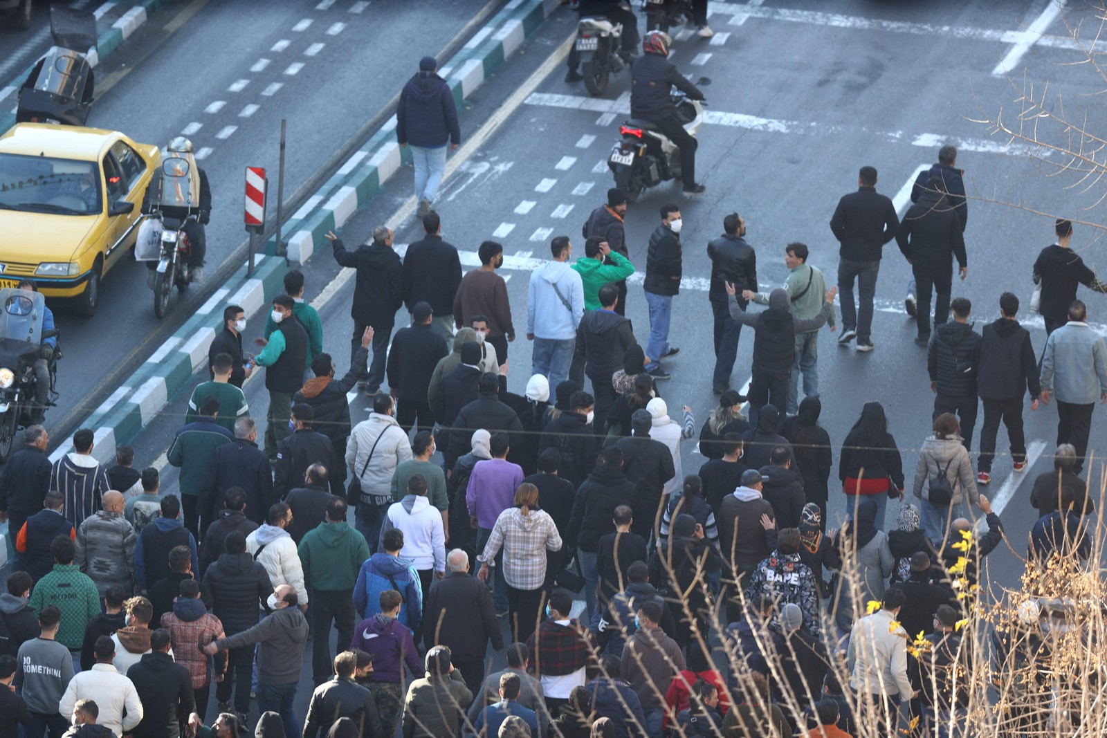 Manifestantes em protesto contra a deterioração das condições econômicas no Irã, em Teerã — Foto: FARS NEWS AGENCY / AFP
