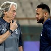 O atacante brasileiro de Hilal, Neymar, fala com seu técnico, o português Jorge Jesus durante um treino no Estádio Azadi, em Teerã, em 2 de outubro de 2023, na véspera da partida de futebol do Grupo D da Liga dos Campeões da AFC entre Nassaji Mazandaran do Irã e Al-Hilal da Arábia Saudita. - ATTA KENARE/AFP