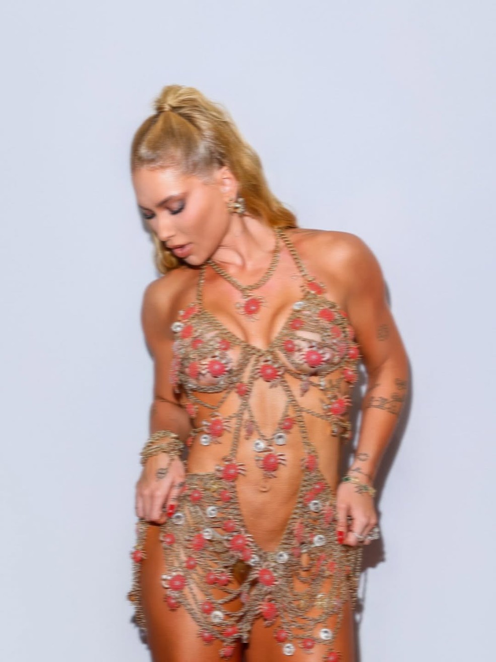 Transparency, gold and 100 metal crab: Virginia Fonseca's look that highlighted her curves – Photo: Reproduction Instagramygormarques