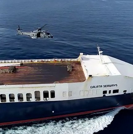 Forças especiais italianas salvam cargueiro turco de 'piratas' — Foto: Divulgação / Ministério da Defesa da Itália / AFP