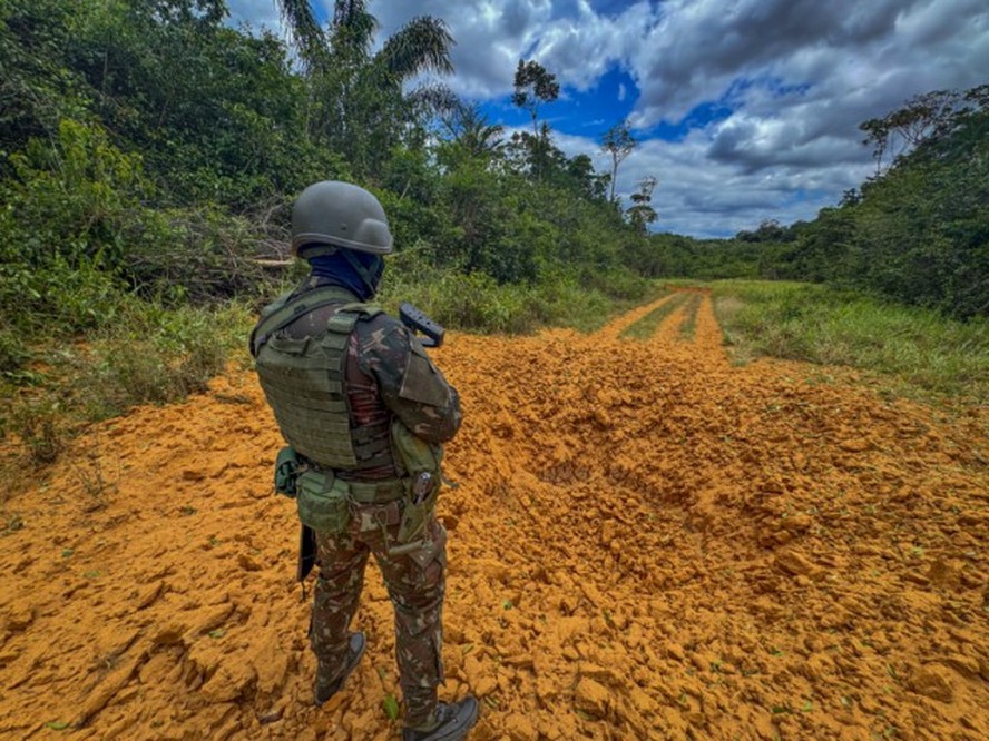 Pista clandestina de pouso na Terra Yanomami inutilizada pelas for&ccedil;as de seguran&ccedil;a