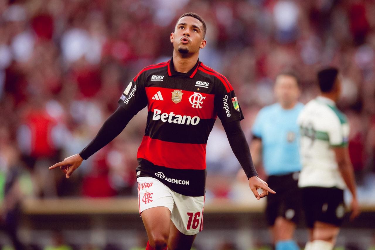 Samuel Lino comanda atuação dominante e Flamengo vence Coritiba por 3 a 0 no Maracanã