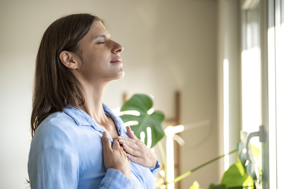 Segundo especialista, é indicado praticar a respiração 4-7-8: inspire 4 segundos, segure 7 segundos, expire 8 segundos. — Foto: Getty Images