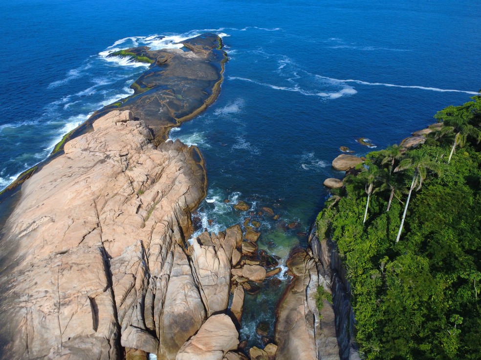 Vista aérea.  As formações rochosas, a vegetação e a piscina natural da Cotunduba — Foto: Custodio Coimbra