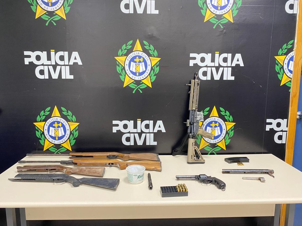 Weapons and ammunition seized during an operation against an illegal arms manufacturing scheme in Rio de Janeiro — Photo: Lívia Nani / Agência O Globo