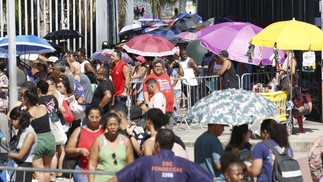 Fãs de Bruno Mars se aglomeram na porta do Engenhão para comprar ingressos para o show — Foto: Fábio Rossi/Agência O Globo