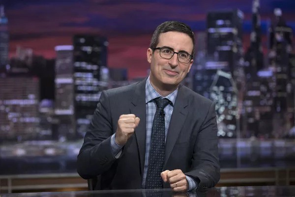 John Oliver – US$ 30 milhões (R$ 160,5 milhões). Com Last Week Tonight, da HBO, acumula 30 Emmys e um contrato bem acima da média do late night em canais abertos. — Foto: Divulgação/HBO