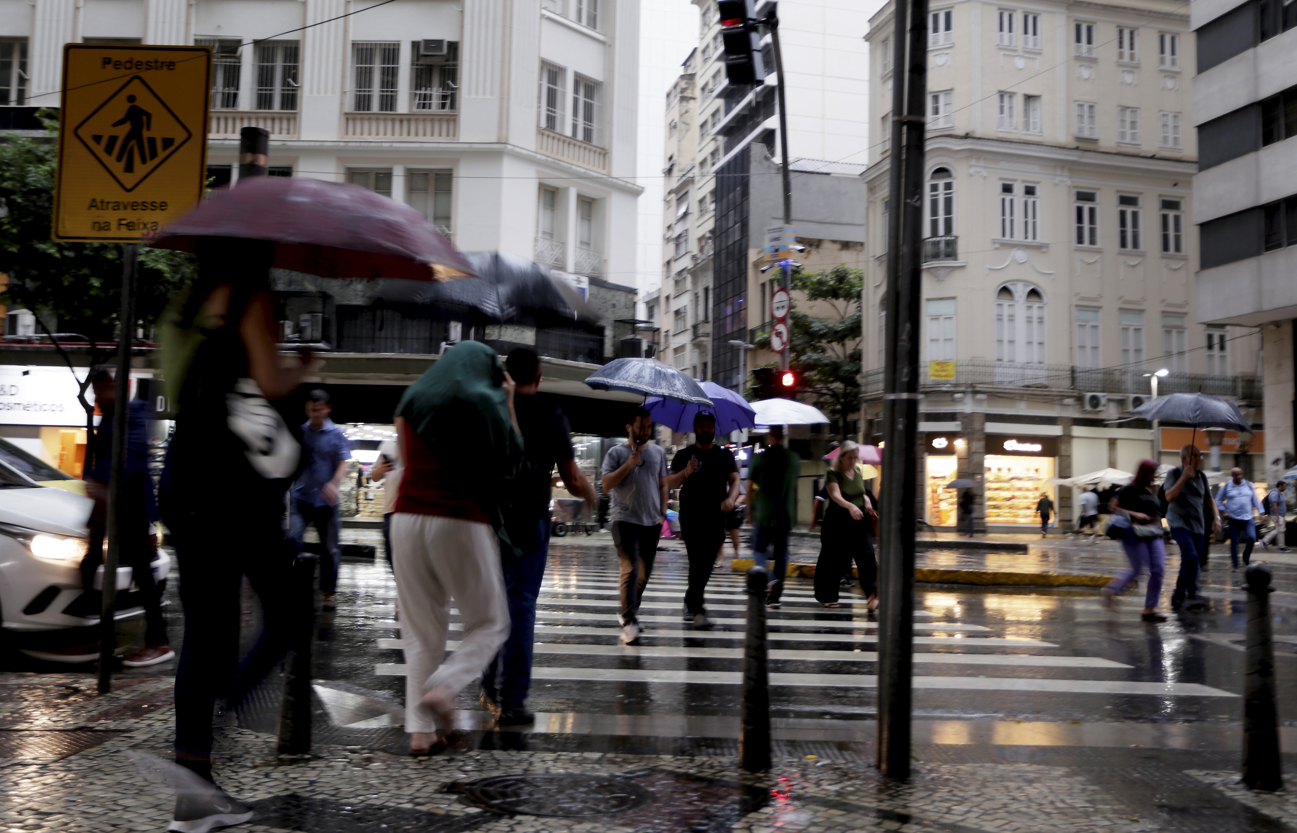 Rio registra chuva forte e raios nesta terça-feira; veja a previsão do tempo para os próximos dias