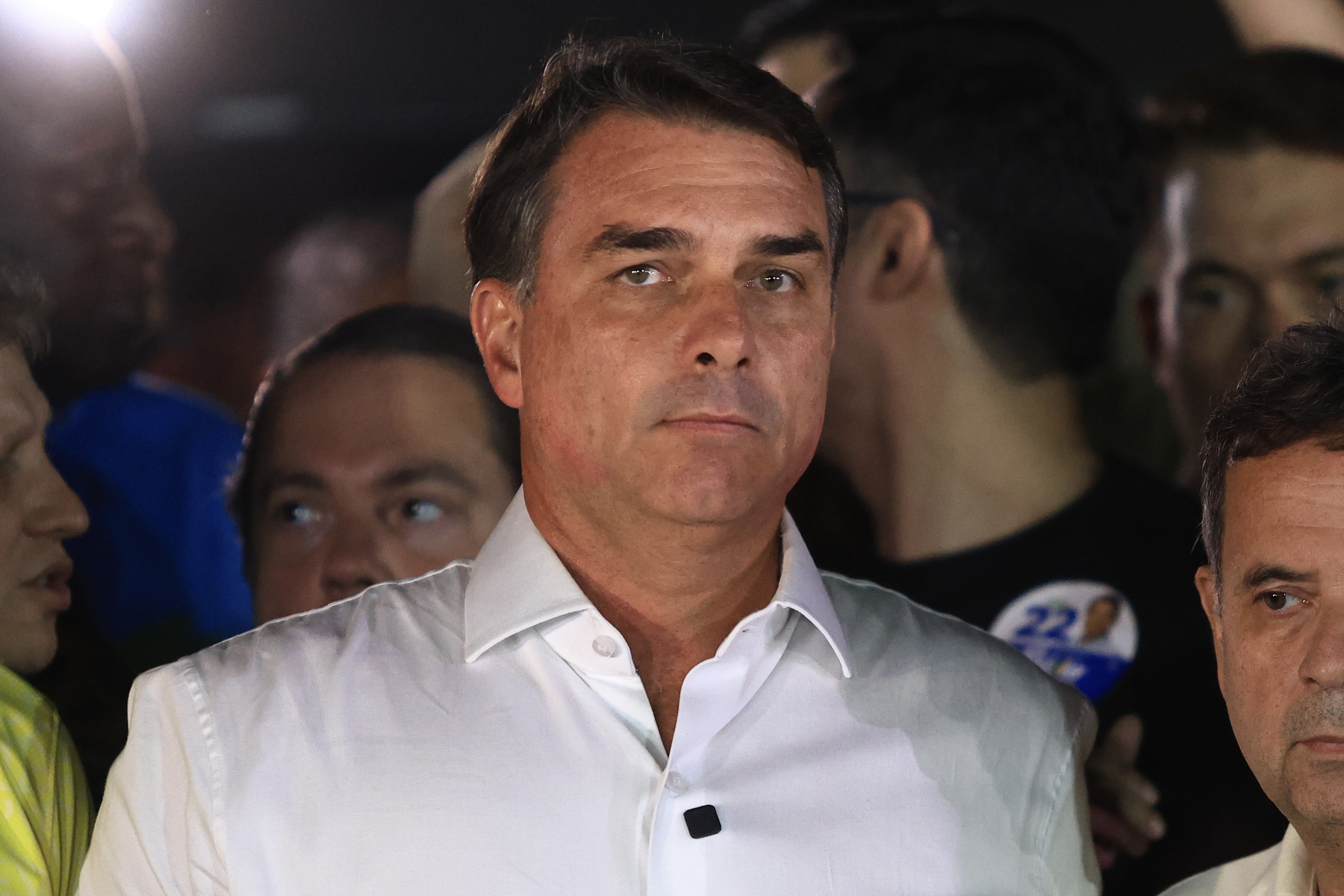 Web resgata postagem de Flávio Bolsonaro após juiz apreender passaporte de Lula em 2018: 'Não foi dessa vez que fugiu'