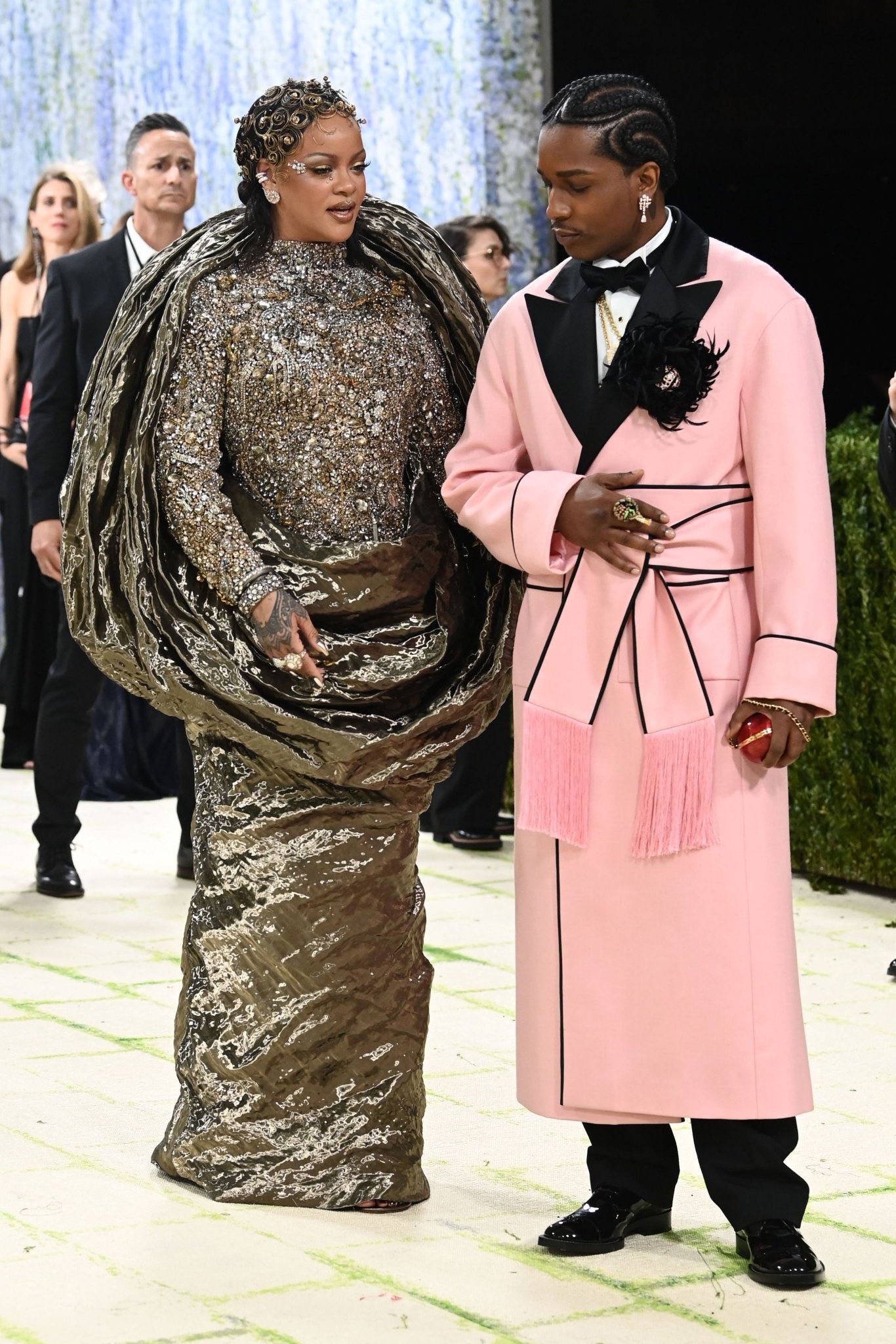 Rihanna chega ao Met Gala com look inteiro em pedraria