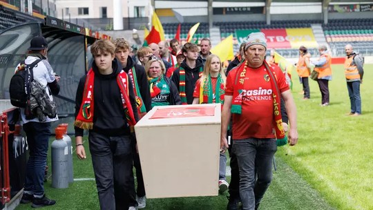 Clube belga declara falência, e torcida faz funeral simbólico em estádio para se despedir  