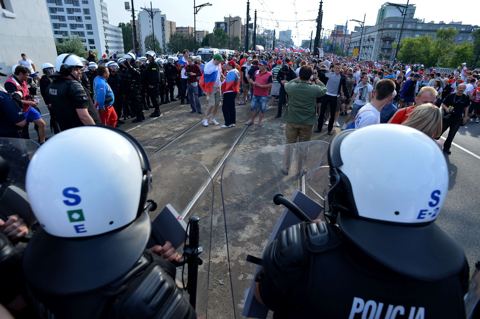Torcedores russos se concentram do lado de fora do Estádio Nacional de Varsóvia