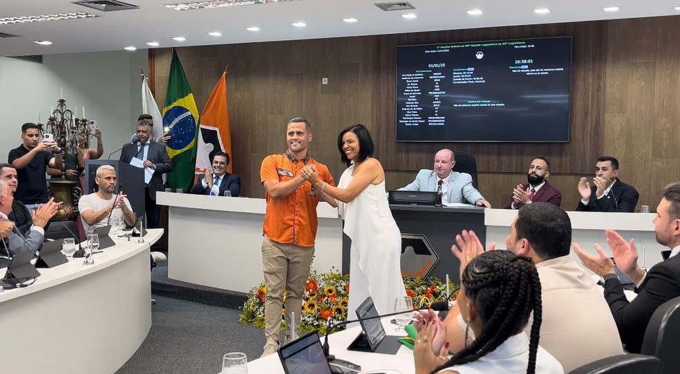 O prefeito Gleidson Azevedo (Novo-MG) vestido de legendário em sua cerimônia de posse em Divinópolis — Foto: Priscila Mendes/TV Integração