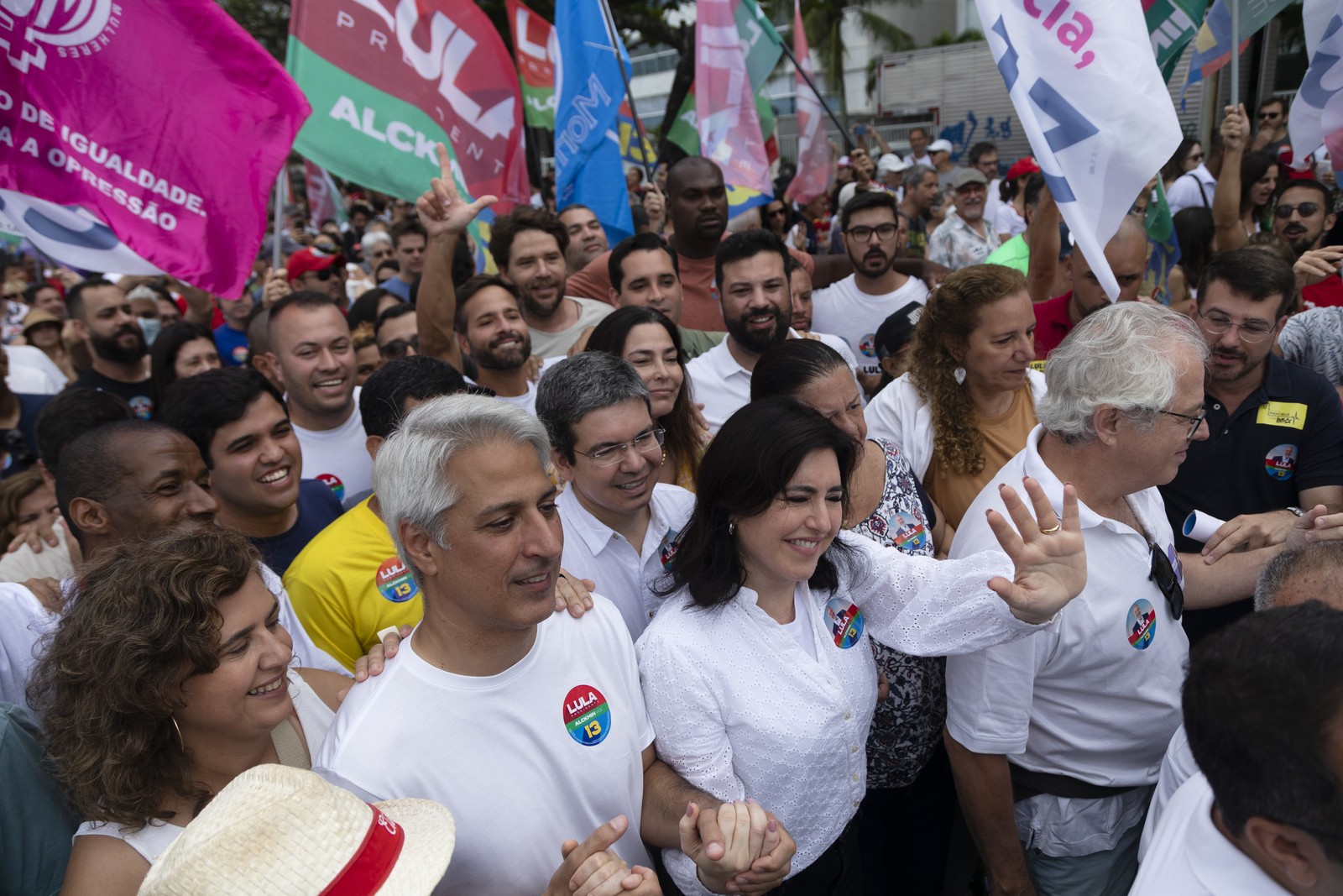 A senadora Simone Tebet e o deputado Alessandro Molon promovem caminhada entre Leblon e Ipanema em apoio à candidatura de Lula no segundo turno. — Foto: Leo Martins