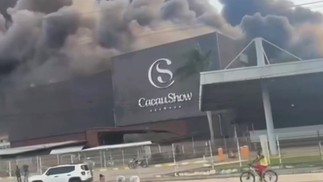 Fogo comeou durante a madrugada desta tera-feira e uma fumaa densa encobriu o cu da regio  Foto: Reproduo