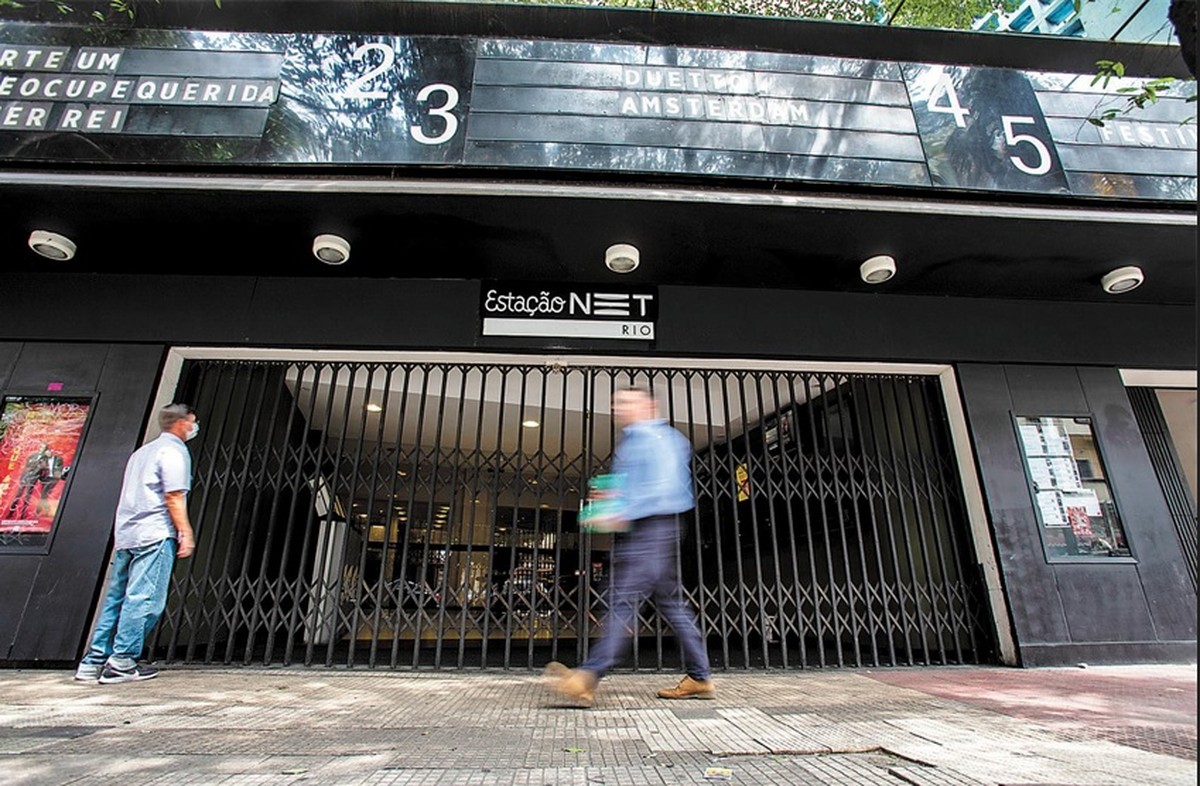 Funcionários esquecem última sessão, vão embora, e público fica preso no cinema: 'nos sentimos como no filme, rejeitados'