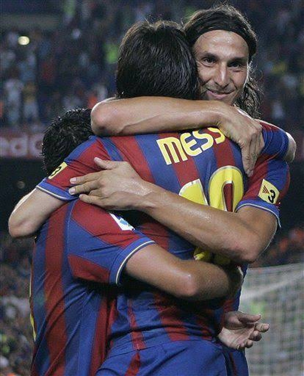 Zlatan e Messi jogaram juntos no Barcelona na temporada 2009/10 — Foto: Reprodução/X