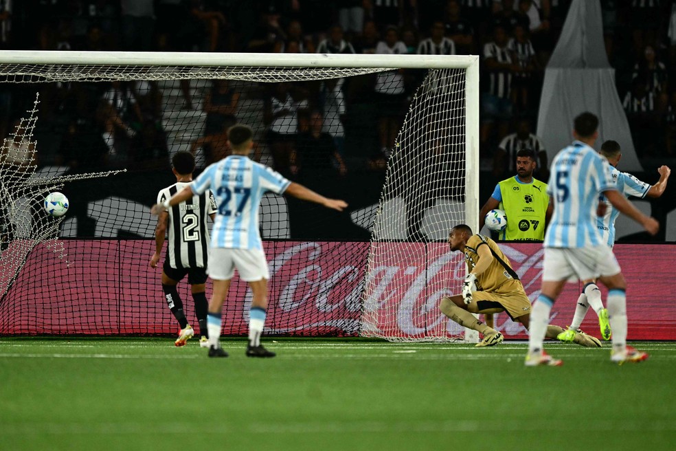 John observa a bola entrar no chute de Zuculini, o segundo gol do Racing — Foto: Pablo PORCIUNCULA / AFP