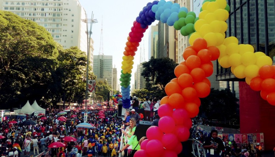 A 27ª Parada do Orgulho LGBTQIA+ na Avenida Paulista, em São Paulo