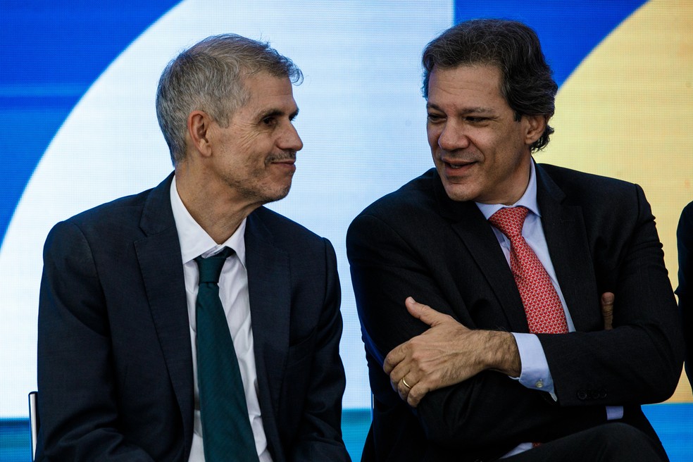 Fernando Haddad conversa com o ministro da Secretaria de Comunicação Social (Secom) da Presidência, Sidônio Palmeira. — Foto: Brenno Carvalho / Agência O Globo