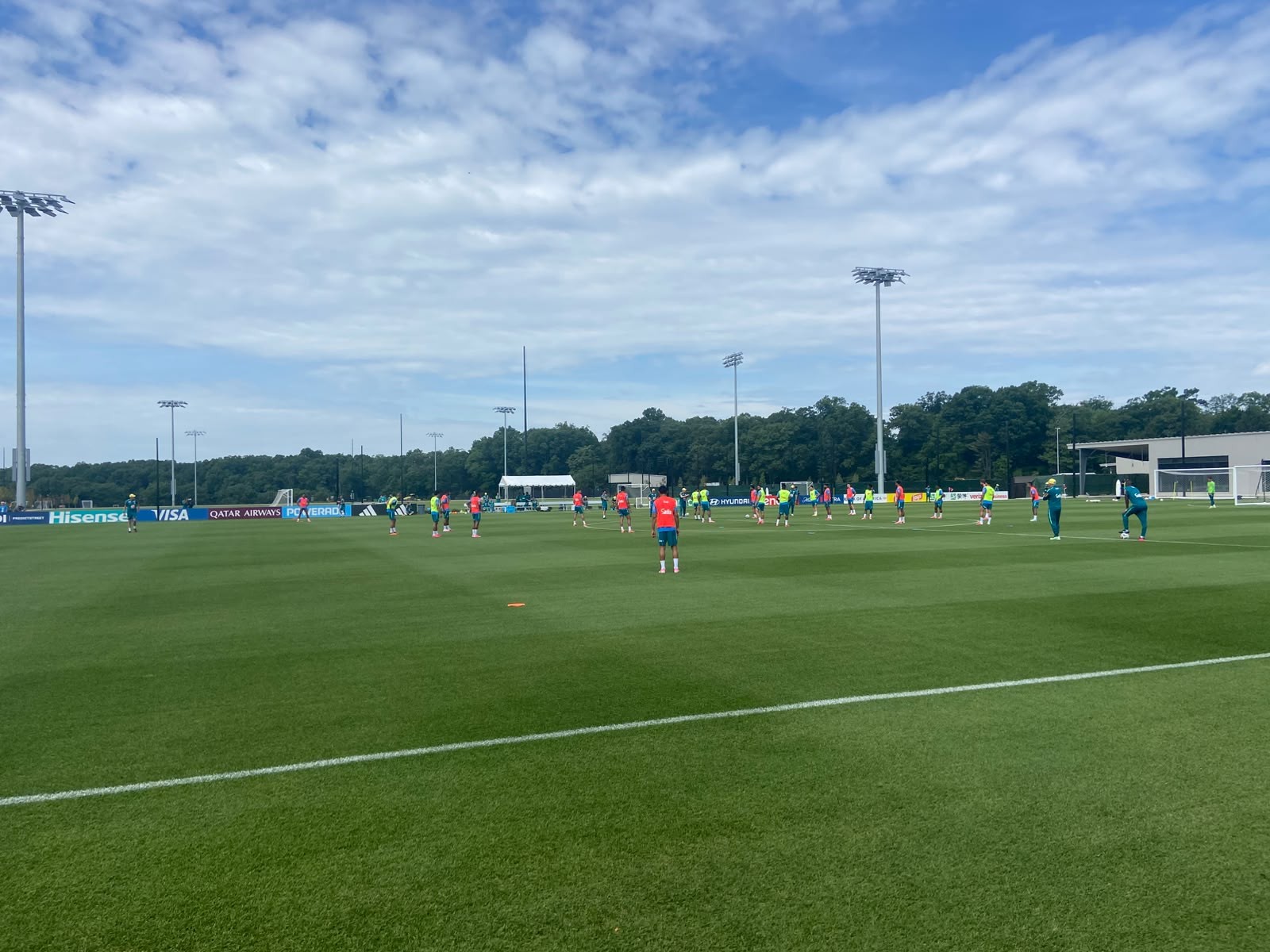 A três dias da estreia na Copa do Mundo, time titular do Bra