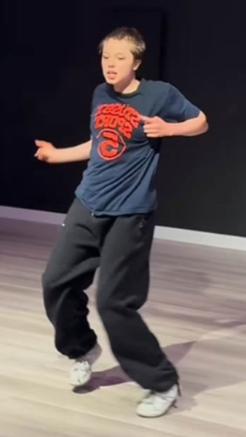 Filha Angelina Jolie, Shiloh tem se dedicado ao aprendizado da dança — Foto: Reprodução Internet