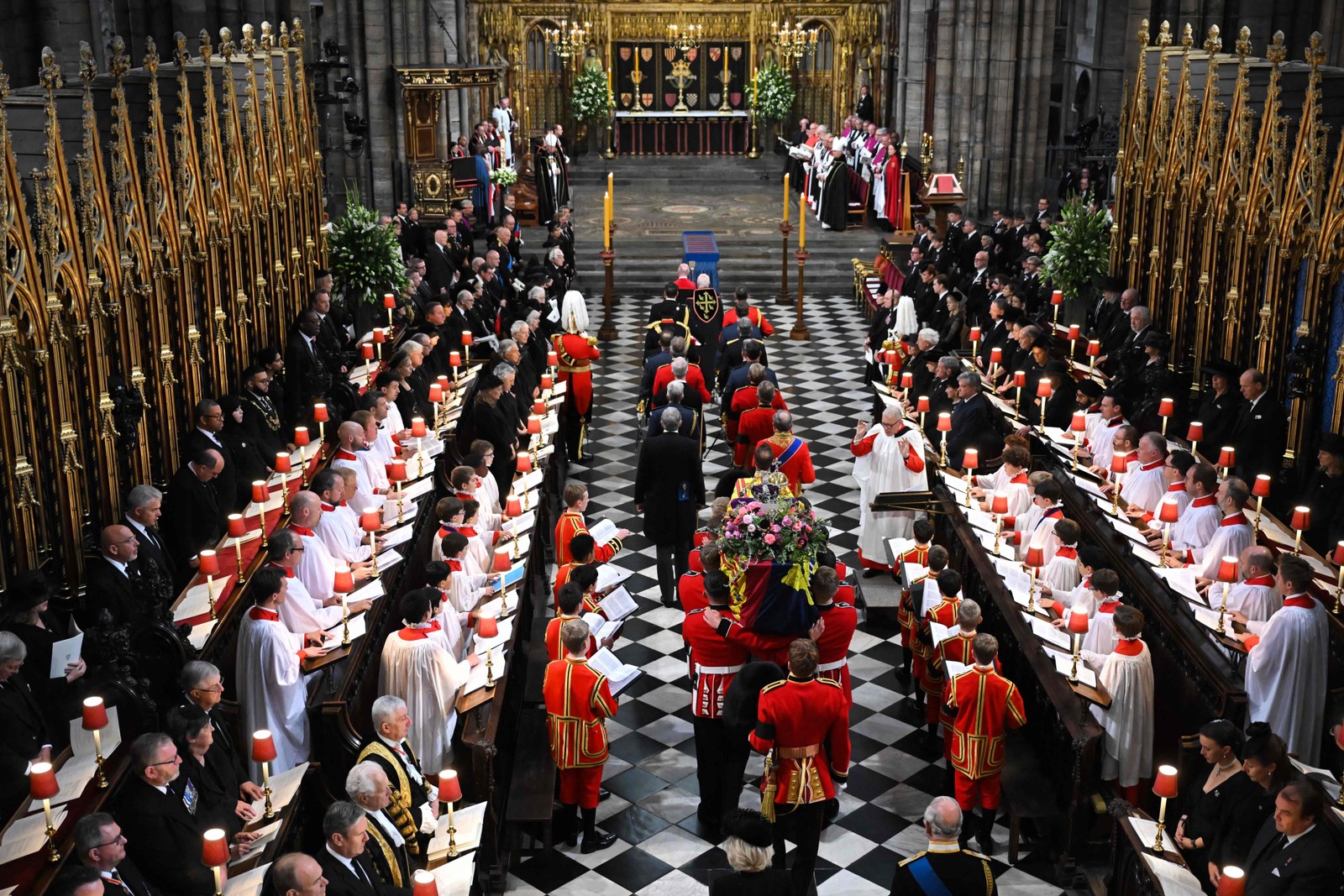 Corpo da Rainha Elizabeth II é velado na Abadia de Westminster, em Londres — Foto: Ben Stansall / POOL / AFP