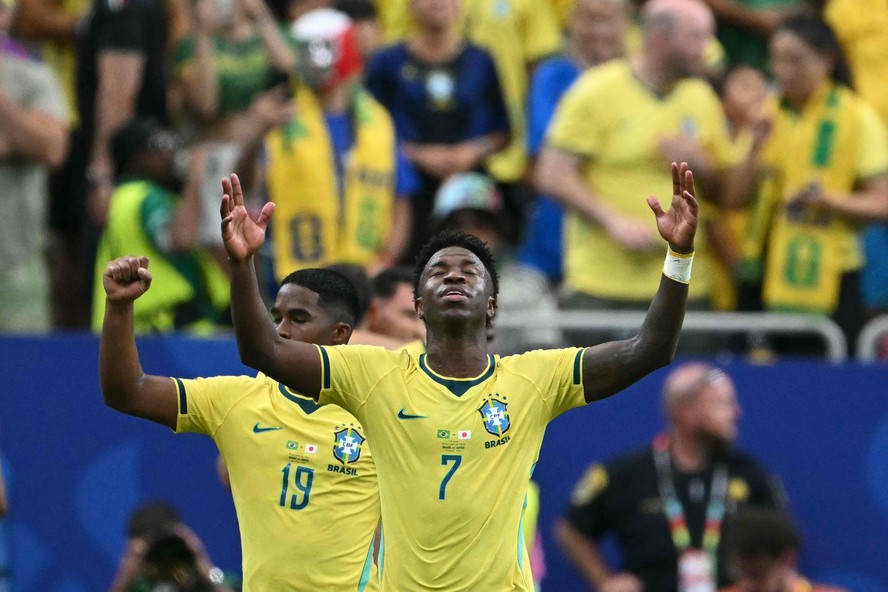 Vini Jr. comemora o gol da virada contra o Japão