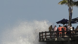 Ondas molham cariocas em mirante na Zona Sul do Rio  — Foto: Gabriel de Paiva