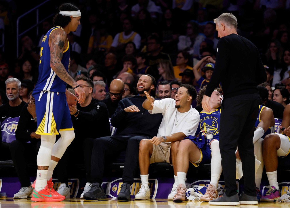 Os irmãos Curry se divertem no banco. À direita, Gui Santos se encaminha para a linha lateral — Foto: Ronald Martinez/Getty Images/AFP