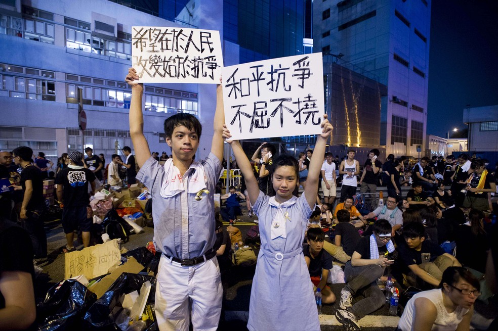Estudantes participam de protesto na frente do prédio do Legislativo de Hong Kong, em setembro de 2014 — Foto: XAUME OLLEROS / AFP