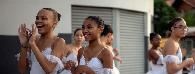 Projeto atende  410 alunos entre 6 e 29 anos têm aulas gratuitas de dança em Manguinhos — Foto: Mauro Pimentel / AFP