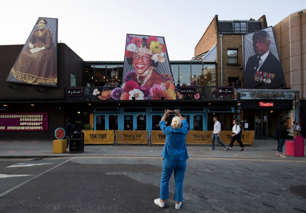 Lançamento do 50º aniversário do Young Vic em Londres: instalação artística celebra Marsha P. Johnson e outros pioneiros da comunidade negra — Foto: Getty Images