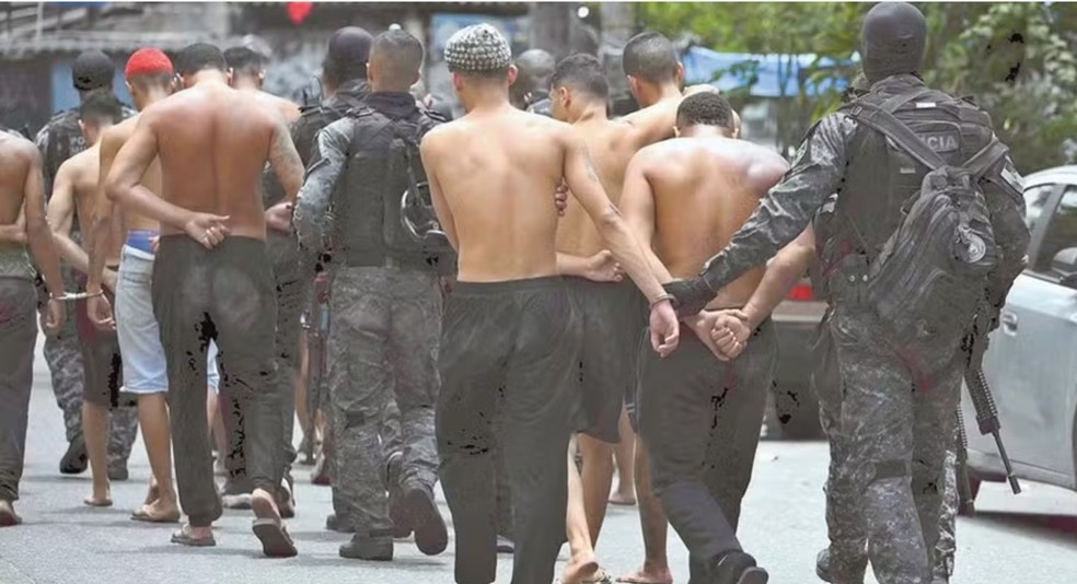 Parte dos presos na megaoperação nos complexos da Penha e do Alemão — Foto: Mauro PIMENTEL /AFP