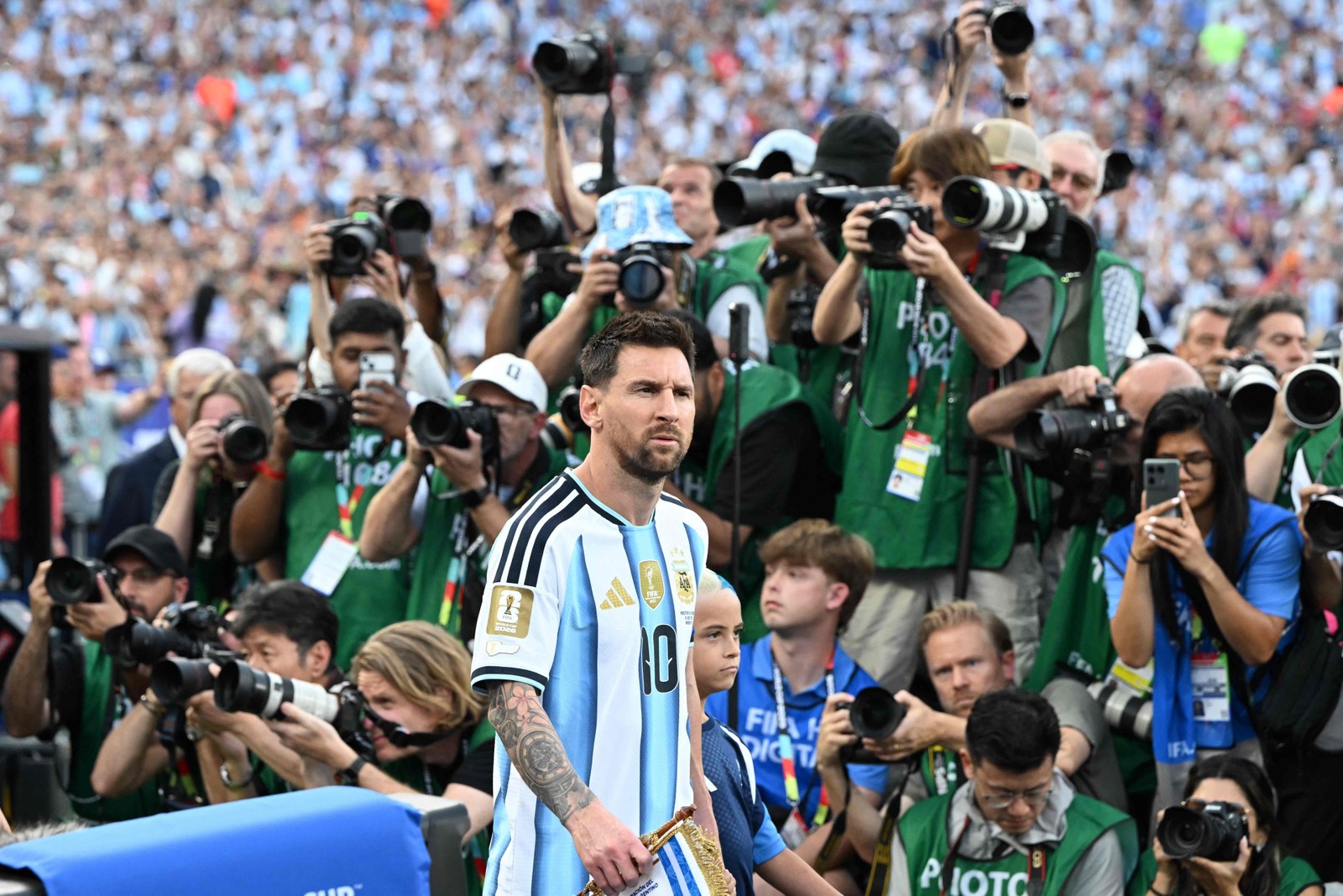 Lionel Messi cercado de fotógrafos antes da partida de estreia da Copa do Mundo entre Argentina e Argélia — Foto: ROBERTO SCHMIDT / AFP