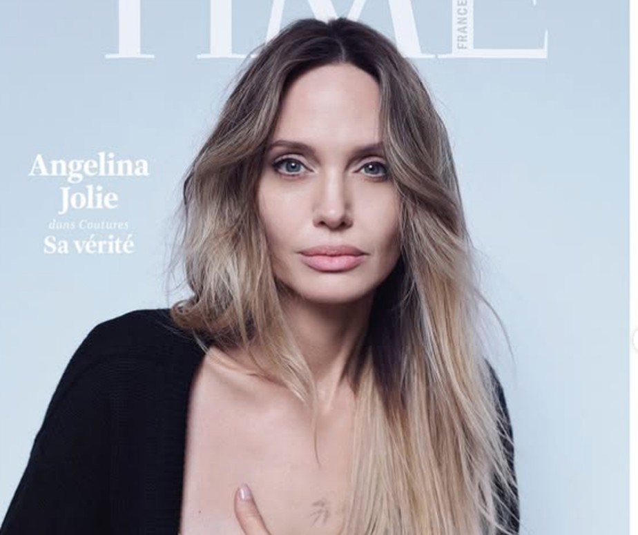 Angelina Jolie mostra cicatrizes de mastectomia preventiva para