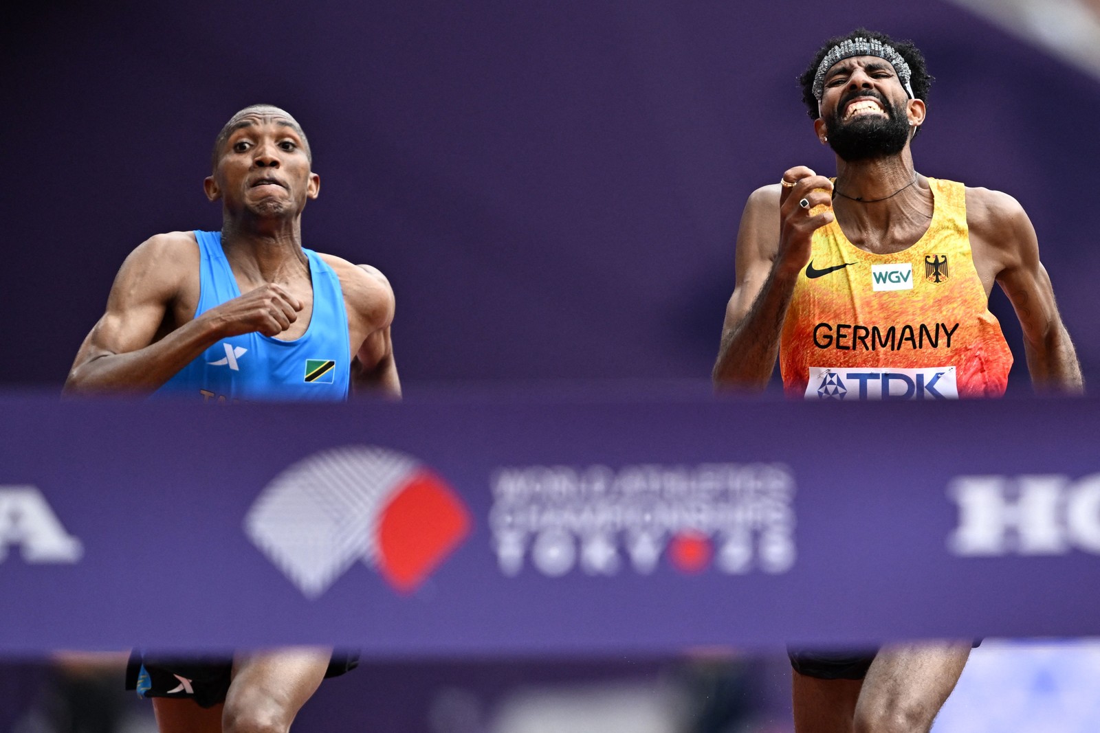 Alphonce Felix Simbu e Amanal Petros dão tudo no sprint final