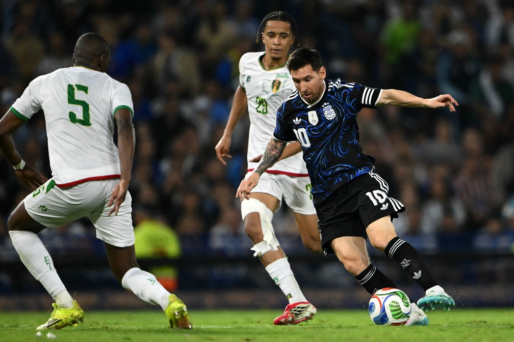 Messi participou normalmente da reta final do ciclo da Argentina — Foto: Luis ROBAYO / AFP