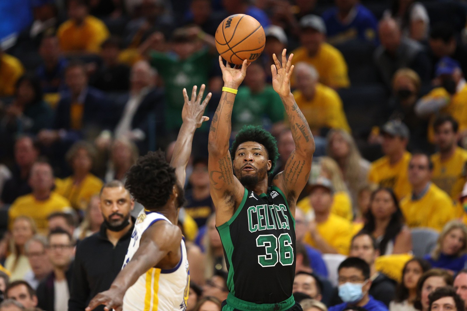 Marcus Smart, do Boston Celtics, lança contra Andrew Wiggins, do Golden State Warriors, durante terceiro quarto do jogo cinco das finais da NBA. — Foto: Ezra Shaw/Getty Images/AFP