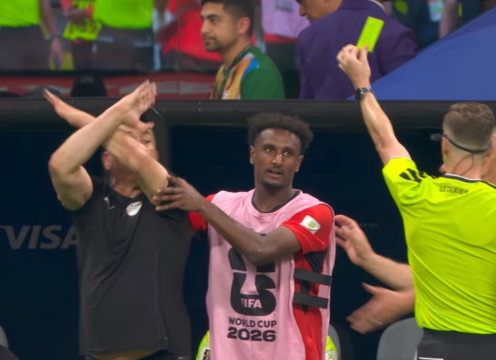 Hossam Hassan fez um gesto com os braços cruzados durante a partida entre Argentina e Egito — Foto: Reprodução | X