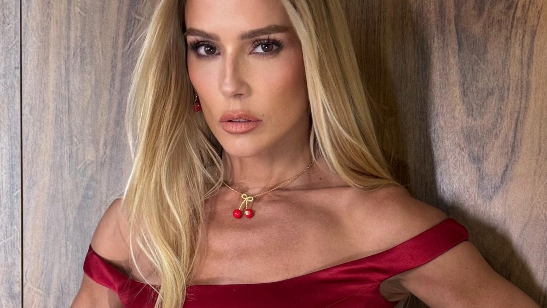 Deborah Secco arrasa na Rio Fashion Week com sua nova collab