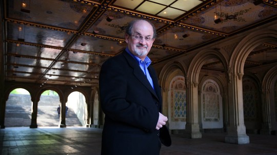 Salman Rushdie é extubado e apresenta melhoras, informa agente do escritor