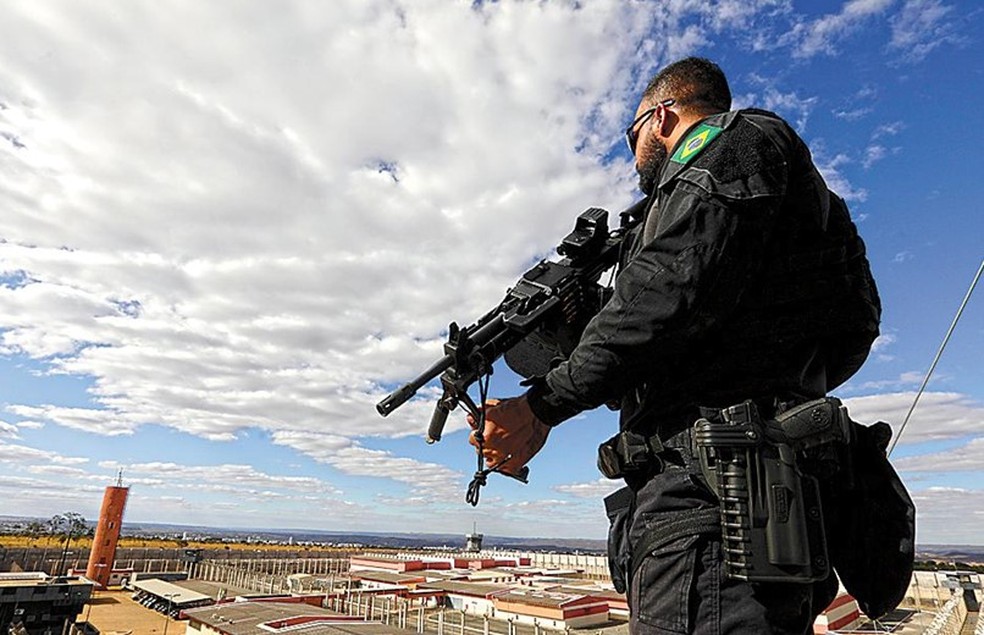 Do alto, um agente observa atento a área da penitenciária de Brasília — Foto: Agência O Globo/ Cristiano Mariz