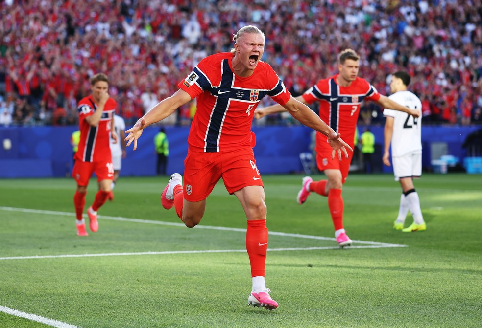 Erling Haaland comemora o primeiro gol de sua equipe durante a partida da Copa do Mundo da FIFA — Foto: Justin Setterfield/Getty Images via Bloomberg