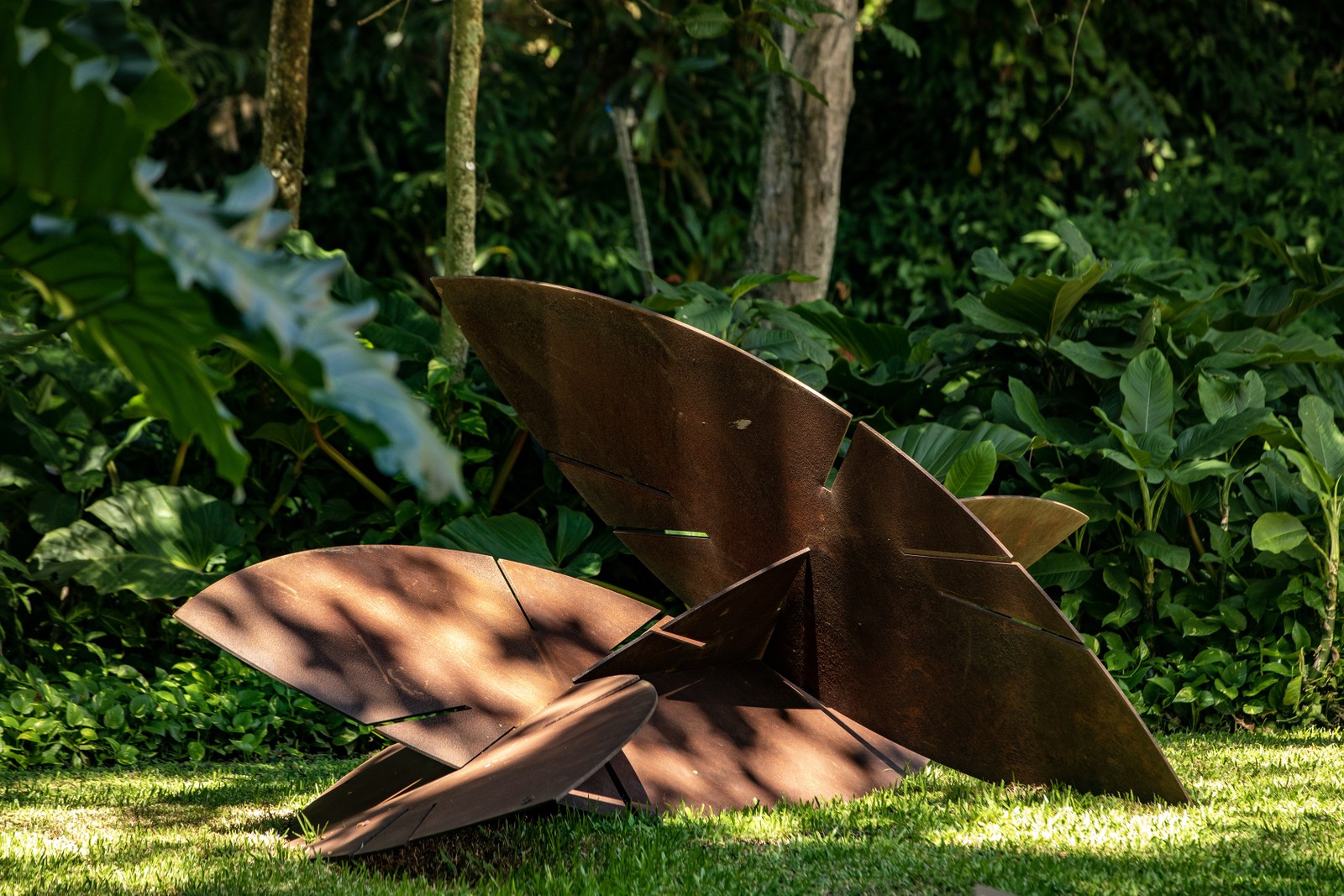  Aquisição recente: a escultura de Carlos Vergara é a mais nova habitante do jardim — Foto: Ana Branco