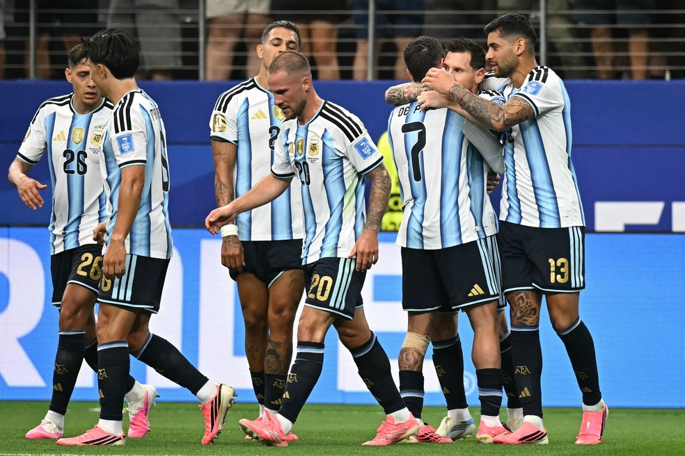 Jogadores argentinos comemoram o gol de Messi contra a Áustria — Foto: PAUL ELLIS/AFP