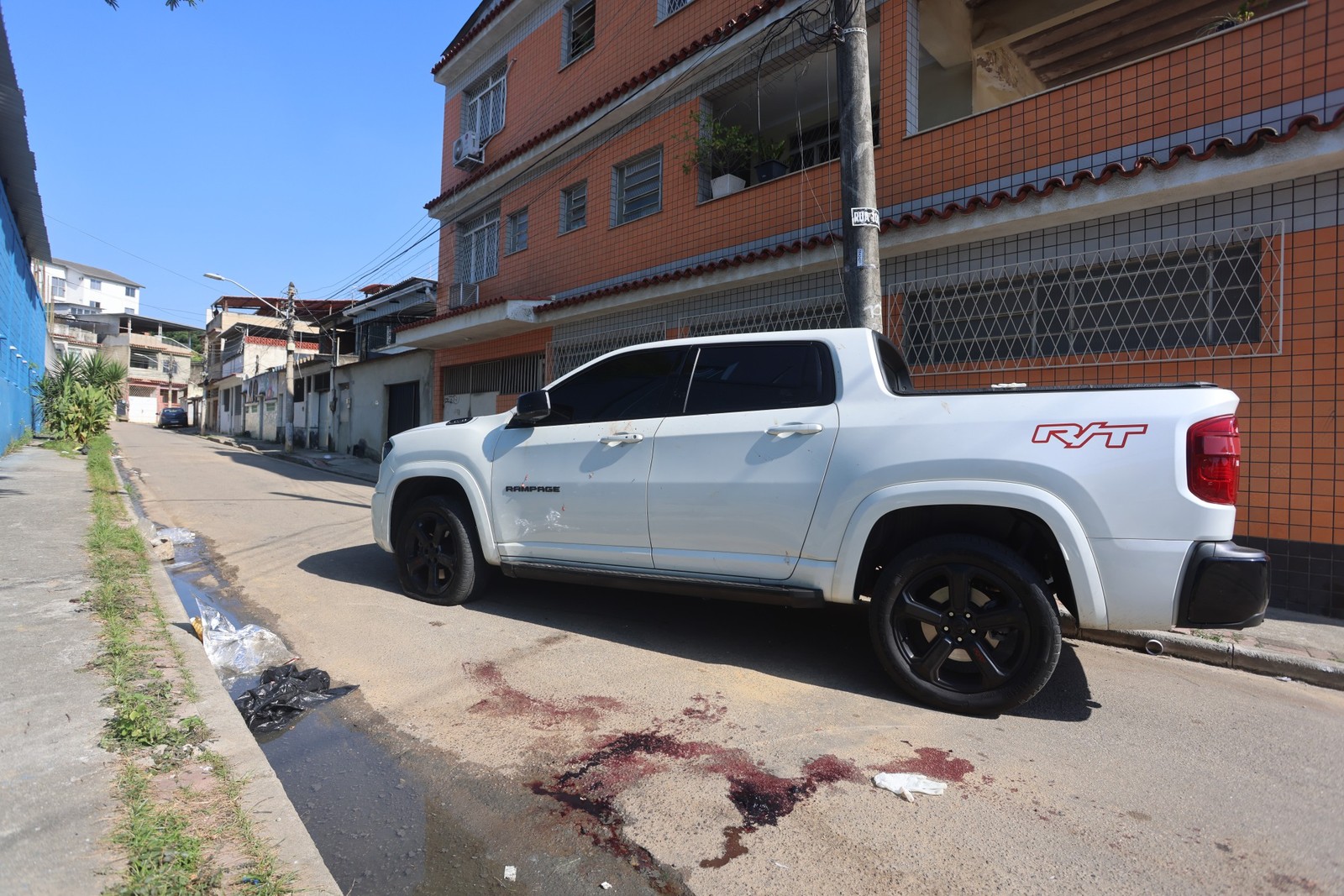 Daniel foi baleado enquanto dirigia uma picape na Rua Doutor José Thomas, na altura do acesso ao Conjunto Tom Jobim, região do Complexo da Pedreira — Foto: Fabiano Rocha / Agência O Globo