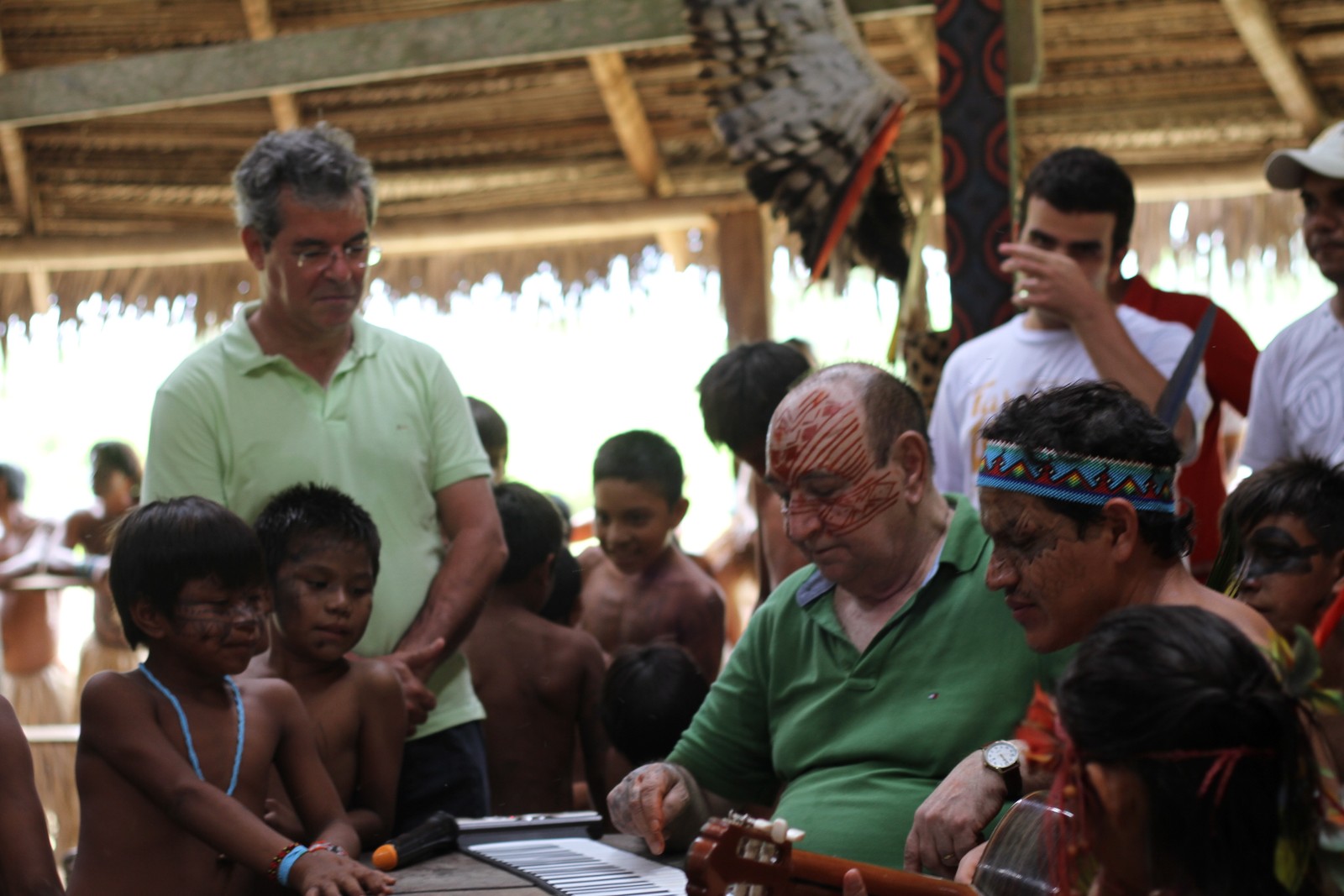 João Donato fez uma imersão na aldeia indígena Yawanawá, encravada na floresta amazônica, no território do Acre. Ele foi para Rio Branco fazer um show de lançamento na comemoração dos seus 80 anos. — Foto: Divulgação